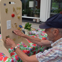 Aktivitetstavla med lås Aktivitetstavla med lås