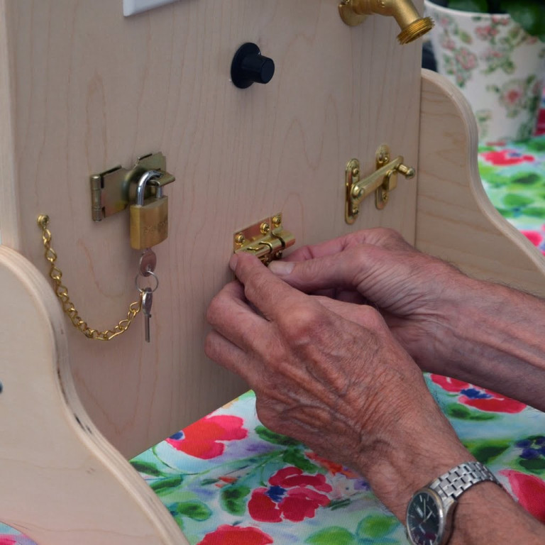 Aktivitetstavla med lås