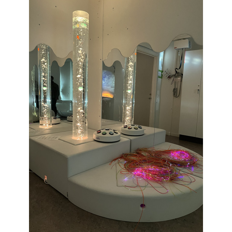 Kvadratiskt podie högt (4) 100*100*45 Vit