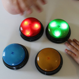 Ljudknappar med ljus
